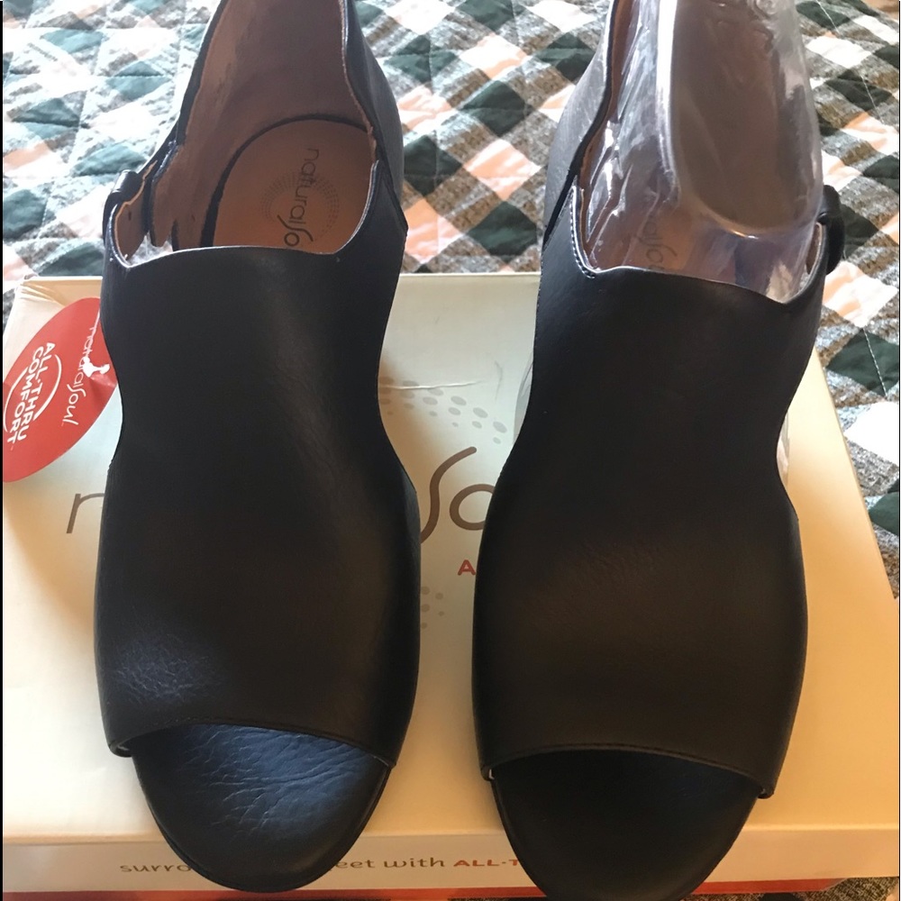 BRAND NEW ) NATURAL  SOUL heels . Size  8.5 GREAT  SHOES and GREAT BUY !! 👠
